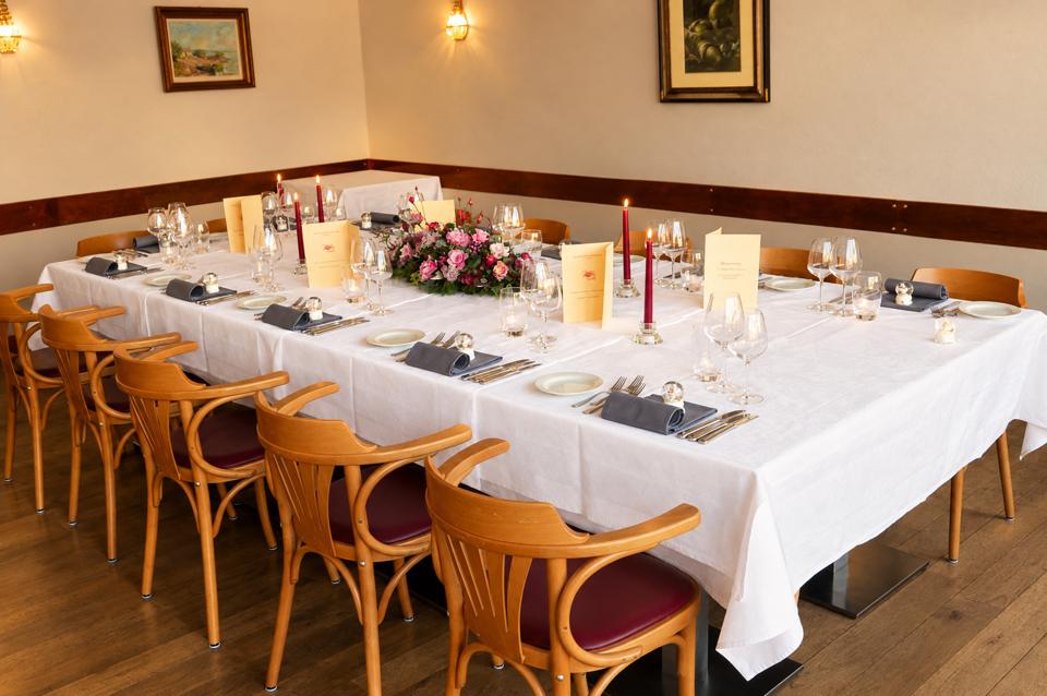 Longue table fleurie, menus et chandelles