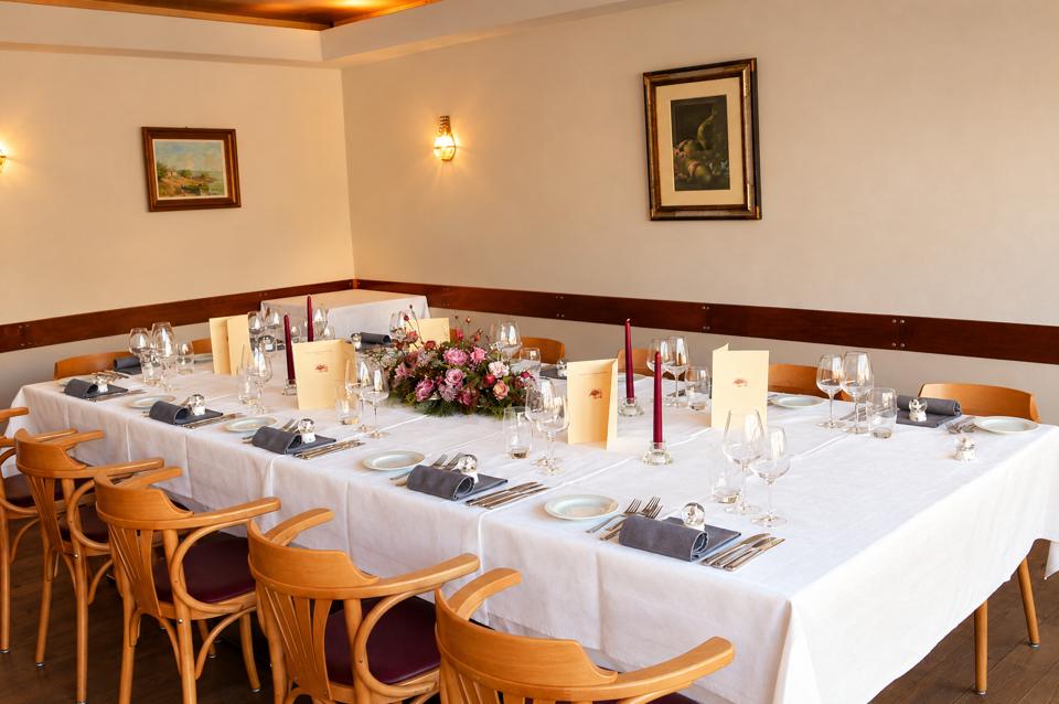 Blumengeschmückte Festtafel im Arkadensaal