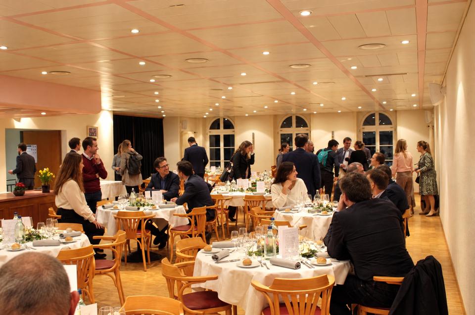 Banquet dans la grande salle du premier étage, tables rondes