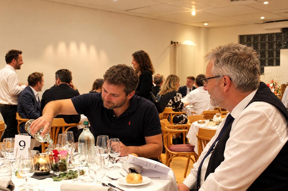 Service du vin lors d'un banquet