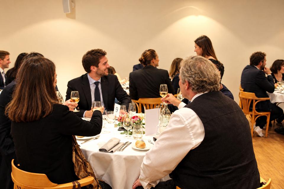 Une tablée lors d'un banquet dans la grande salle