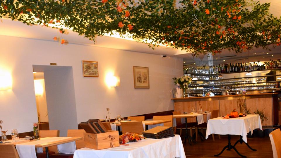 Le bar et le décor d'automne