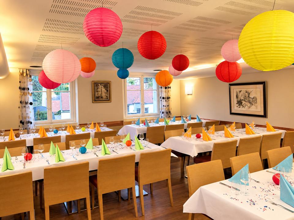 Salle décorée de lampions pour une fête