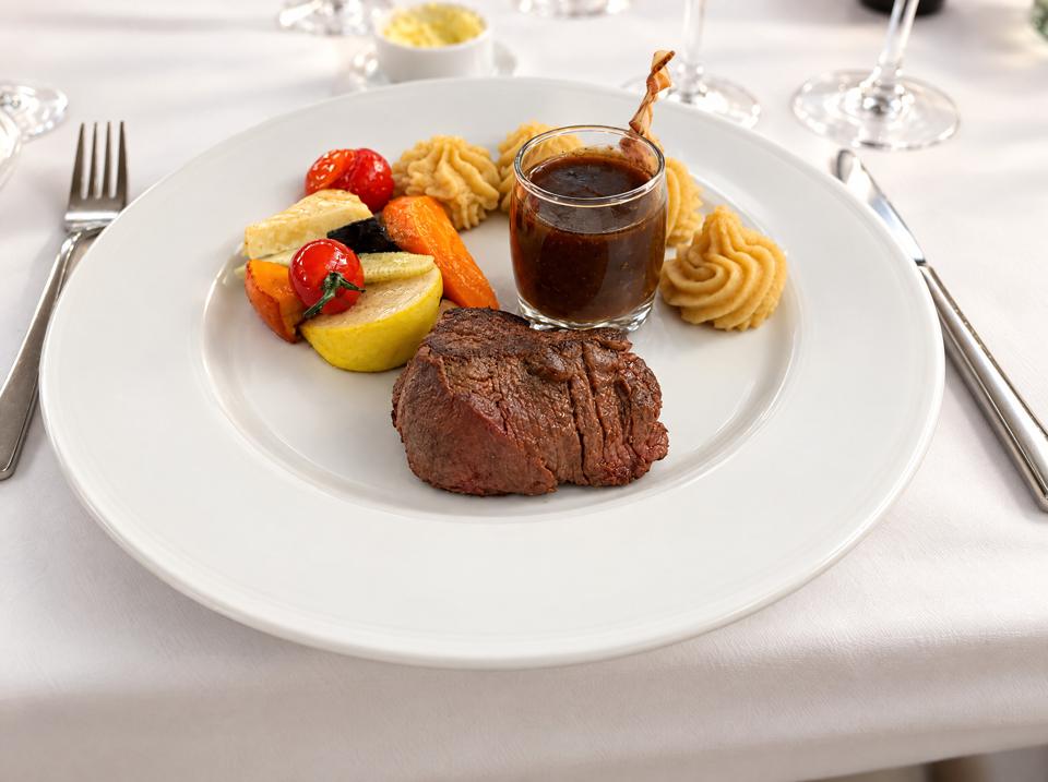 Beef fillet with its sauce, served banquet-style