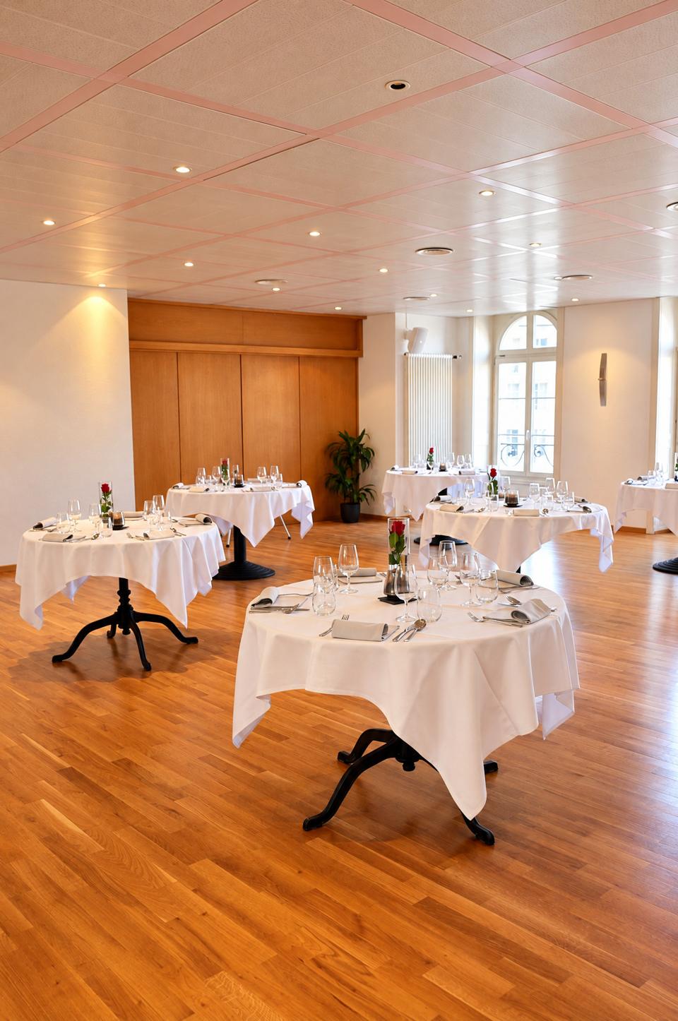 La grande salle du premier étage, tables rondes et parquet