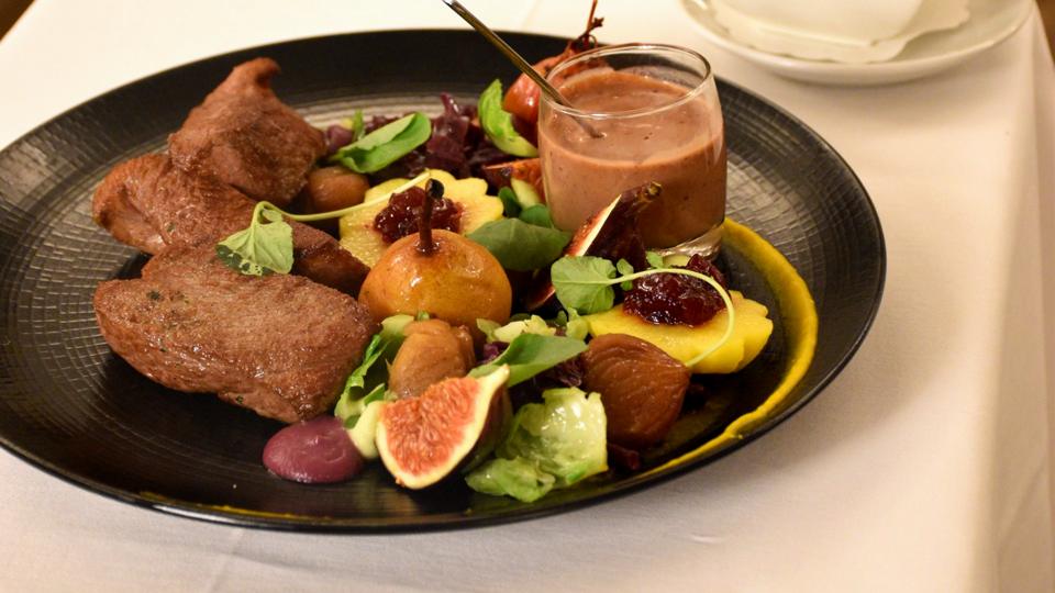 Rehmedaillon, Kirschensauce, Spätzli und Wildgarnitur
