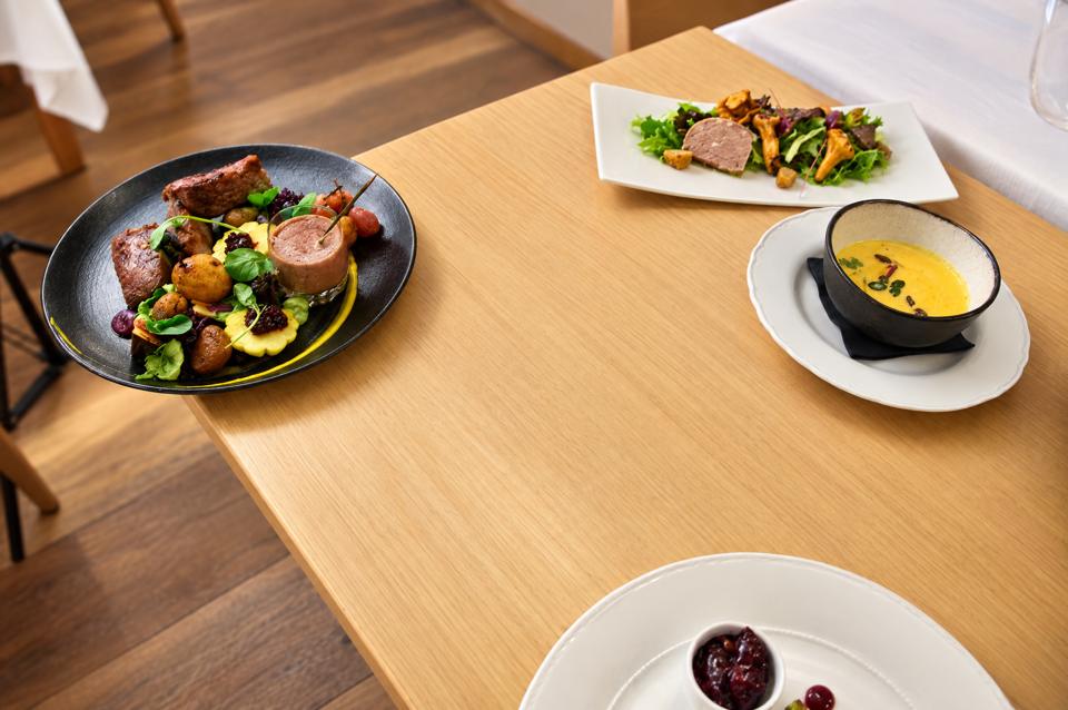 Un menu de chasse en trois plats sur la table