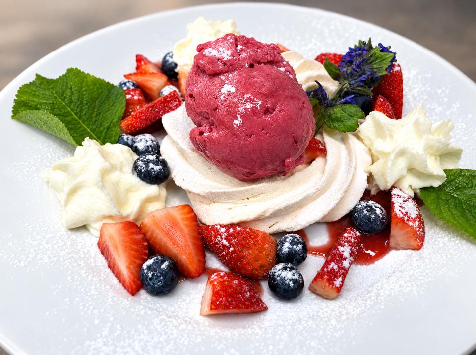 Meringue mit Glace und roten Beeren