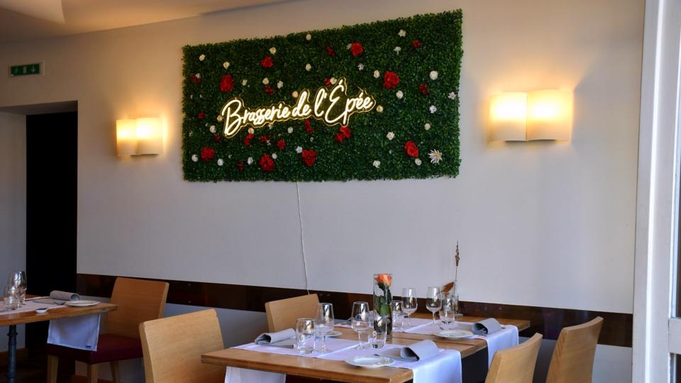 La parete vegetale e l'insegna luminosa dell'Épée