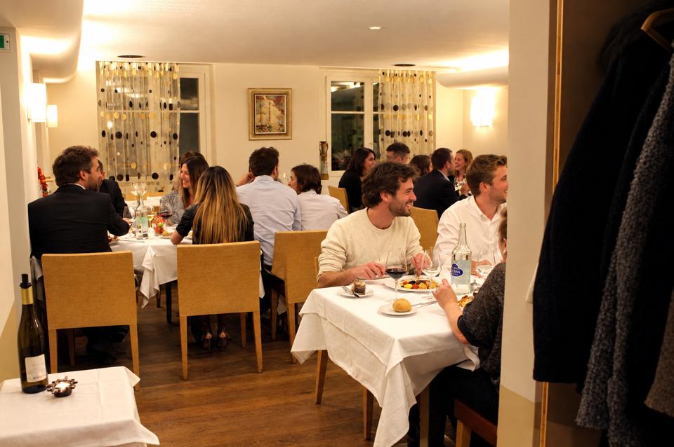 Un repas de groupe au rez-de-chaussée
