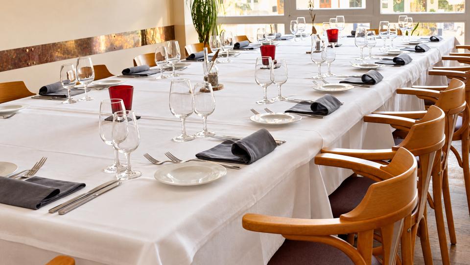 La sala degli archi apparecchiata per un banchetto