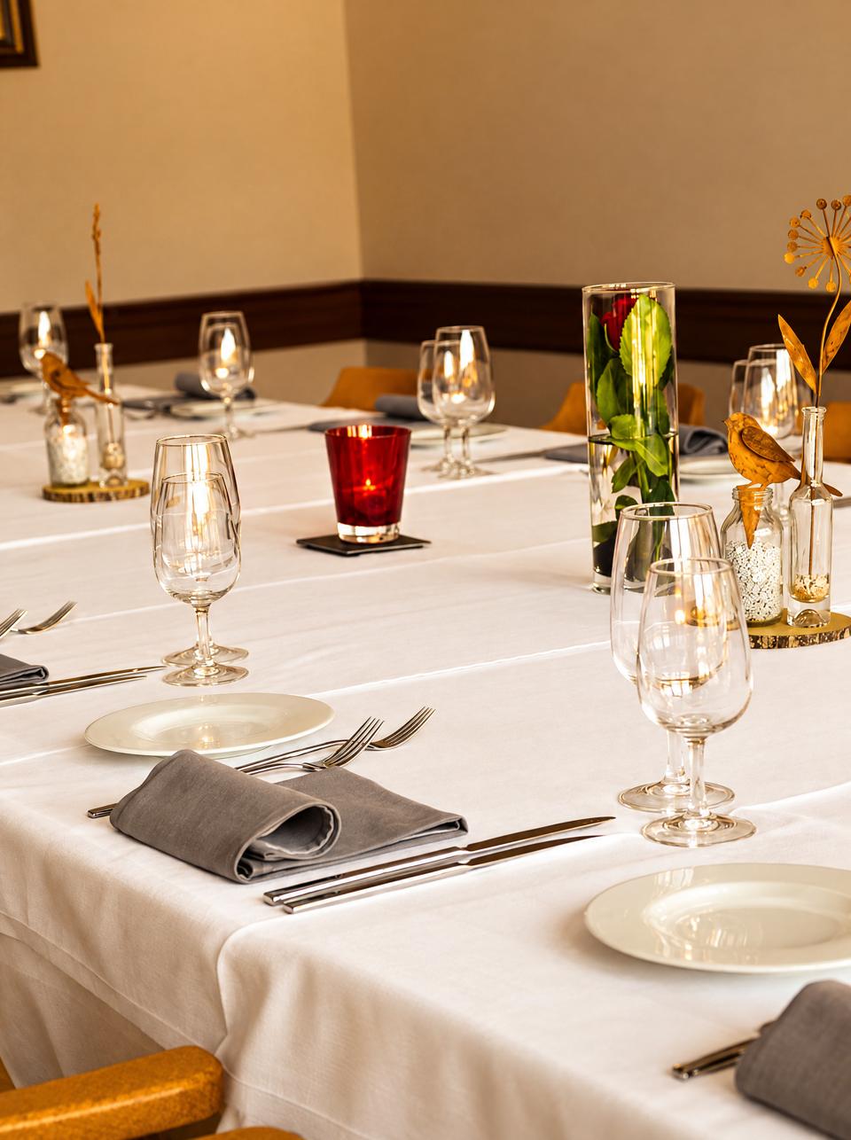 Table dressée, verres et bougie