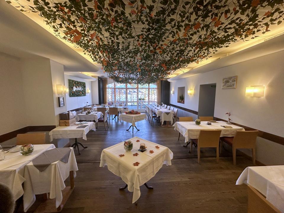 Der Restaurantsaal unter seiner begrünten Decke