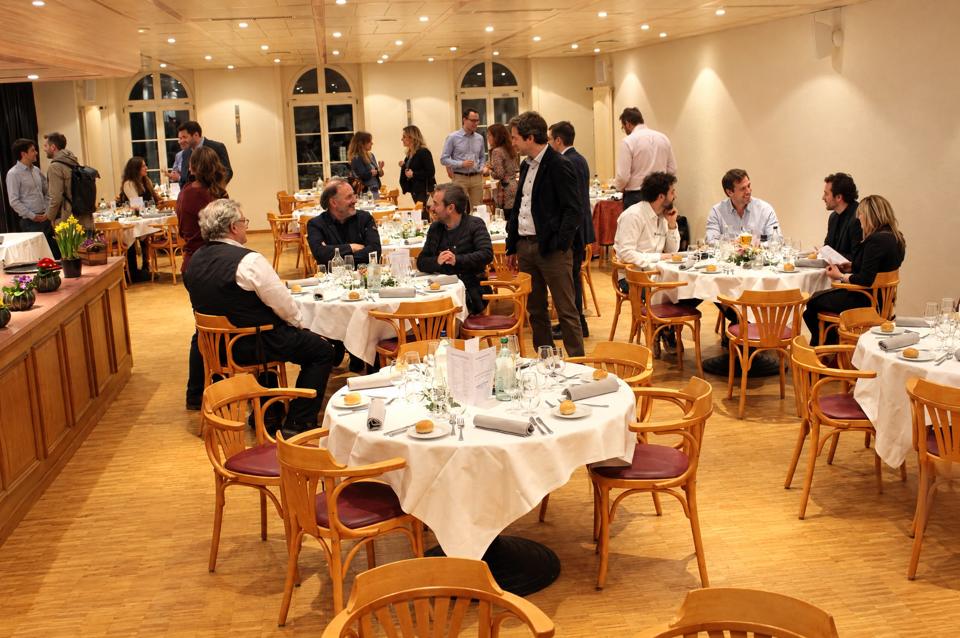 Tables rondes dressées avec les menus dans la grande salle