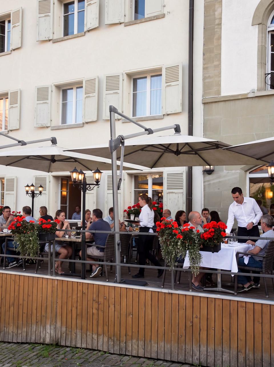 Die Terrasse und ihre blühende Veranda
