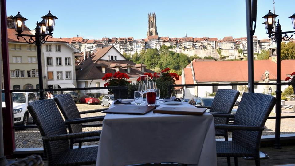 La terrazza della Brasserie de l'Épée di fronte alla cattedrale di Friburgo