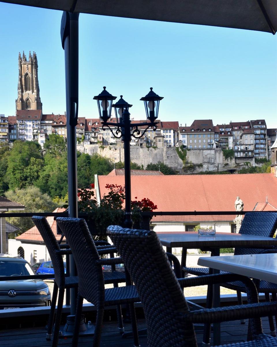 Gedeckter Tisch auf der Terrasse, im Hintergrund die Kathedrale von Freiburg
