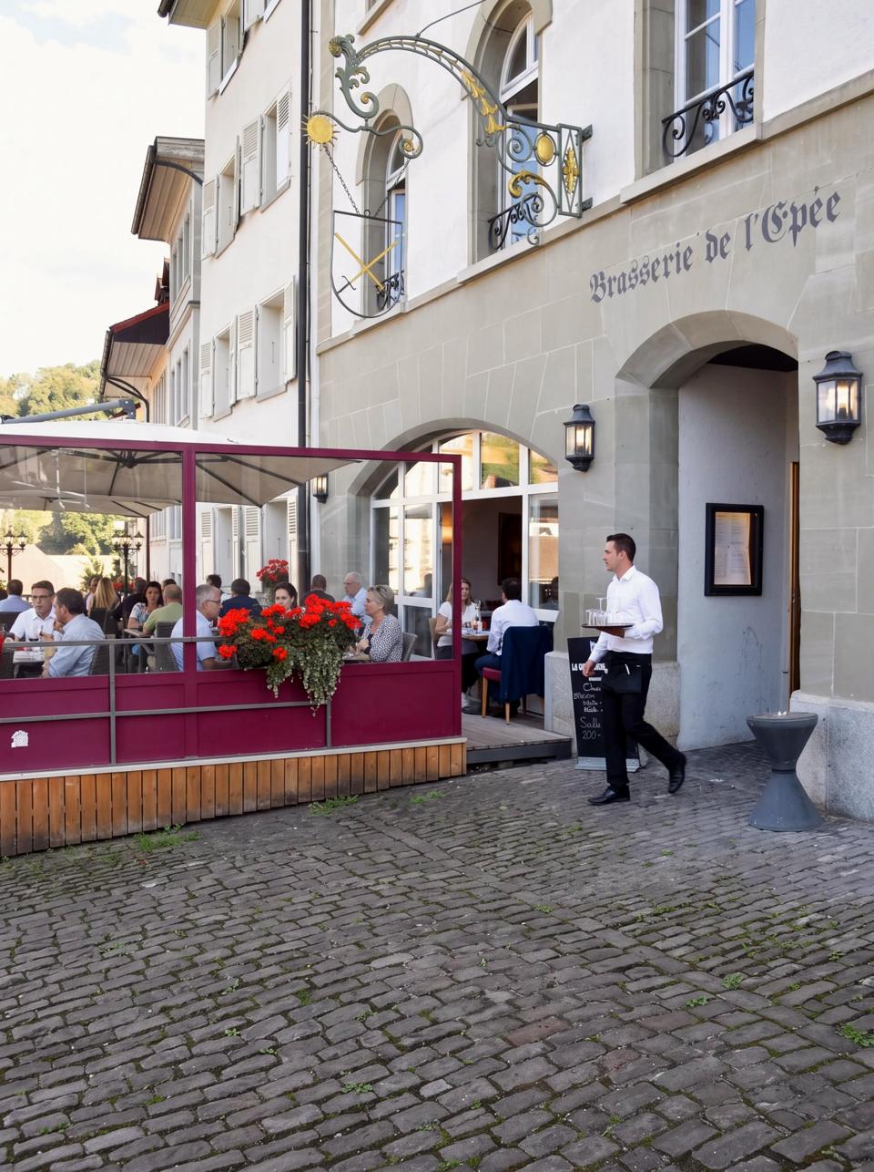 La terrazza animata in una sera d'estate