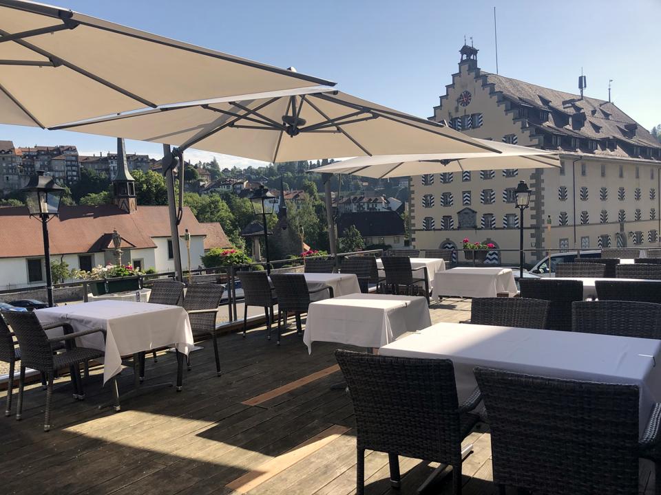 La terrasse ensoleillée face à la vieille ville