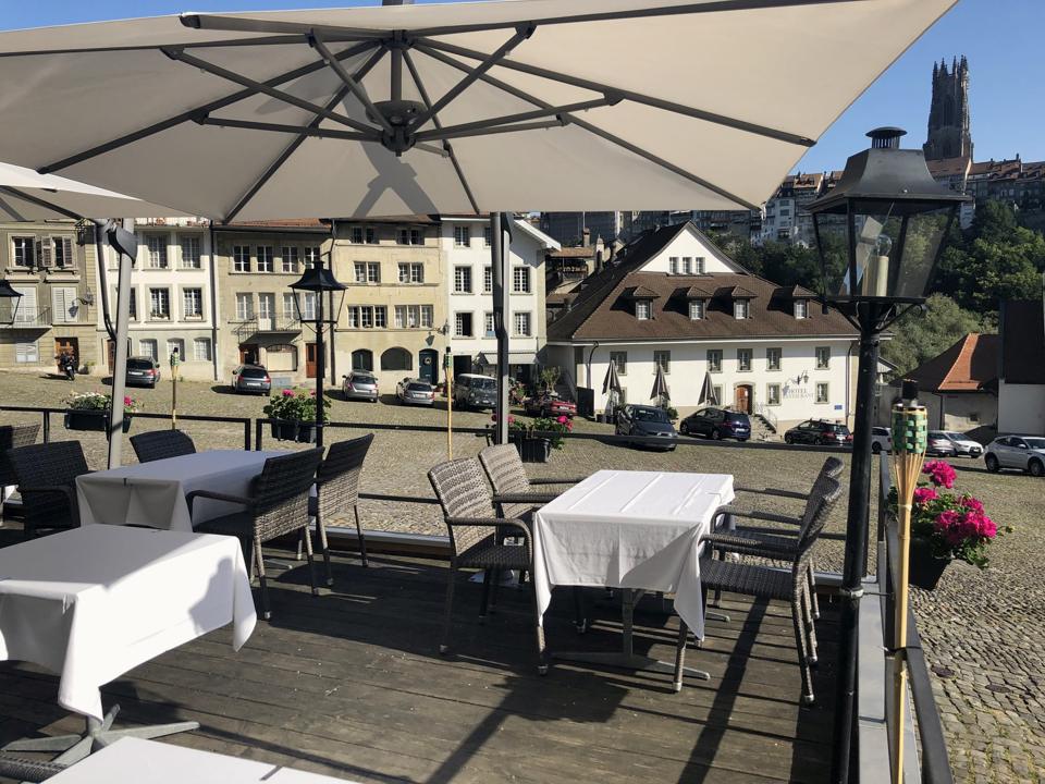 Tables en terrasse sur la Planche-Supérieure