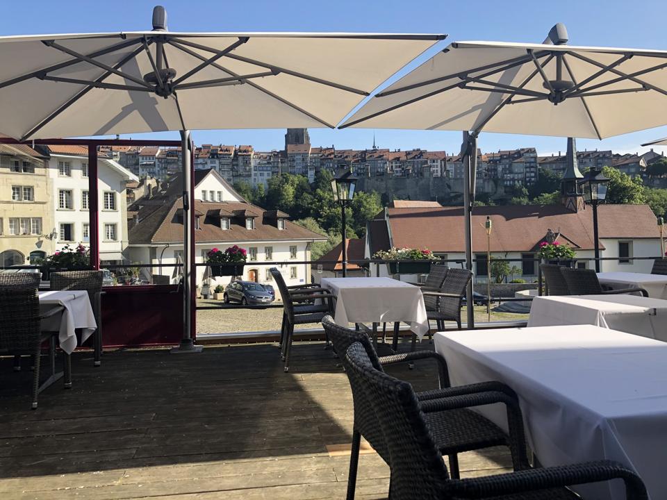 Die Terrasse unter den Sonnenschirmen, mit Blick auf die Unterstadt