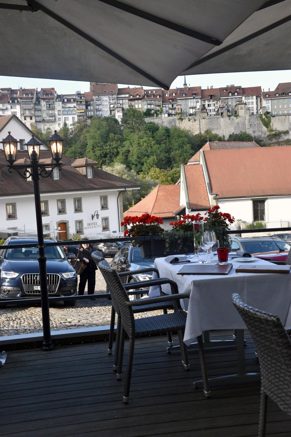 Table en terrasse avec vue sur la vieille ville